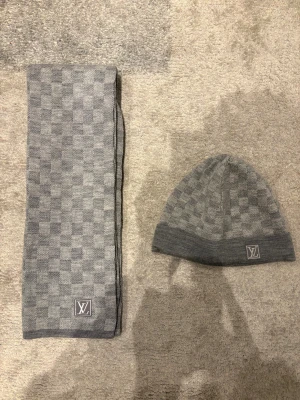 Louis Vuitton mössa och halsduk - Båda är i bra skick, kan säljas separat men helst tillsammans. Skriv vid frågor 🙌