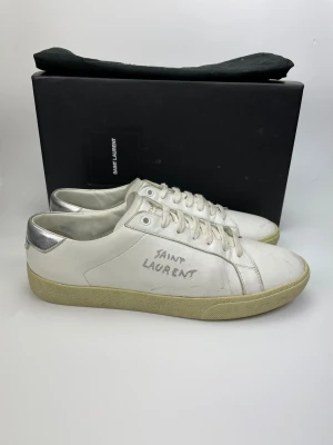 Saint Laurent skor  - December REA! Hej, säljer nu dessa svin snygga ysl skor. Skorna är i grymt skick! Begränsat antal boxar och dustbag. Hör av dig vid frågor. 