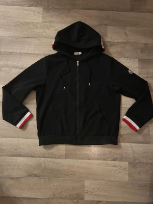 Moncler Zip Hoodie - Säljer en svart Moncler Zip Hoodie