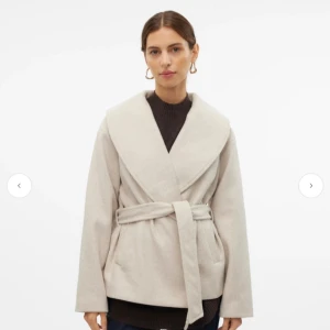 Vero moda knytkappa - jätte fin kappa från vero moda den är helt ny har inte använt den för den va för stor den är slutsåld på veromodas hemsida i xs och s kom med prisförslag om ni vill😊