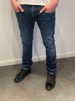 Replay ANBASS jeans  - Replay jeans herr| pris:499kr| storlek: W34 L34| skick:9,8/10| hör av dig vid minsta lilla fundering eller fråga|