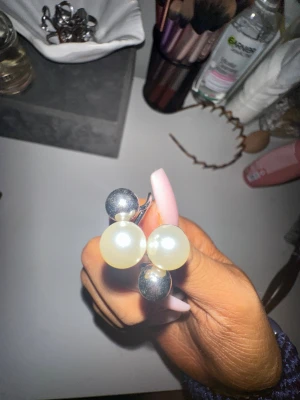 Silvrig ring med pärlor och bollar - Unik och trendig ring! Justerings bar men blir lite annorlunda om man justerar den ❣️Helt ny!!