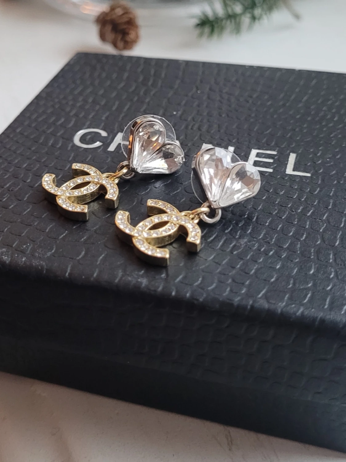 Glittrande örhängen med hjärtformad kristall