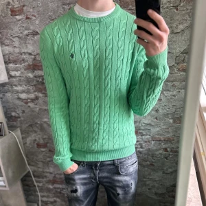 Kabelstickad morris tröja, Pima cotton - Mycket fint skick, inga defekter. Storlek M passar M. 100% Pima Cotton. Nypris ca 2000kr. Skriv för mer info🤝