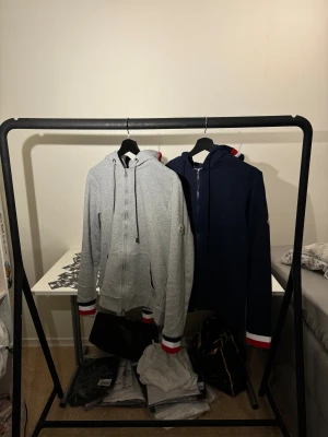 Moncler kofta - Helt nya moncler koftor/ hoodies i storlek XS, båda färgerna finns. Har du båda så kan jag eventuellt fixa bättre pris vid snabb affär. Hör av er vid intresse 