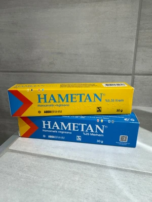 Hametan ansiktskräm och salva 30g blå och gul  - Två tuber Hametan, en gul med 5,35% kräm och en blå med 25% salva, båda på 30g. Innehåller Hamamelis virginiana och kommer i färgglada tuber med tryckt text. Perfekt för dig som vill ha en återfuktande och lugnande ansiktskräm eller salva. Krämerna är väldigt bra speciellt nu när det är lite kallare ute, den gula passar bäst till dagtid och den blåa ör lite fetare och passar bättre som nattkräm då. Reparerande krämer som även är kända/trendiga på TikTok. Krämerna är köpta i turkiskt apotek.  Pas