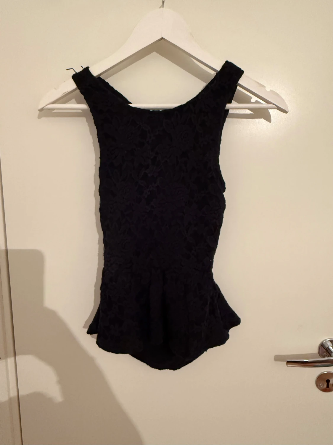 Svart spetsblus med öppen rygg XS