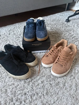 Skor - Säljer av lite skor som inte används, blåa skor från ”Scotch And Soda”, svarta skor från ”Eytys” och bruna skor från ”Pull&Bear”. Alla i super bra skick och i storlek 44.                          Pris: bild 2,3 (500kr) bild 4,5 (800kr) bild 6,7 (150kr). Sammanlagt 1450kr. 