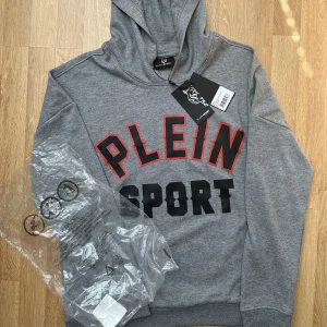 Plein Sport oversize hoodie  - Helt ny plein sport hoodie i storlek S. Tröjan är oversize och passar storlek M. Ny pris på tröjan är runt 3250kr. 