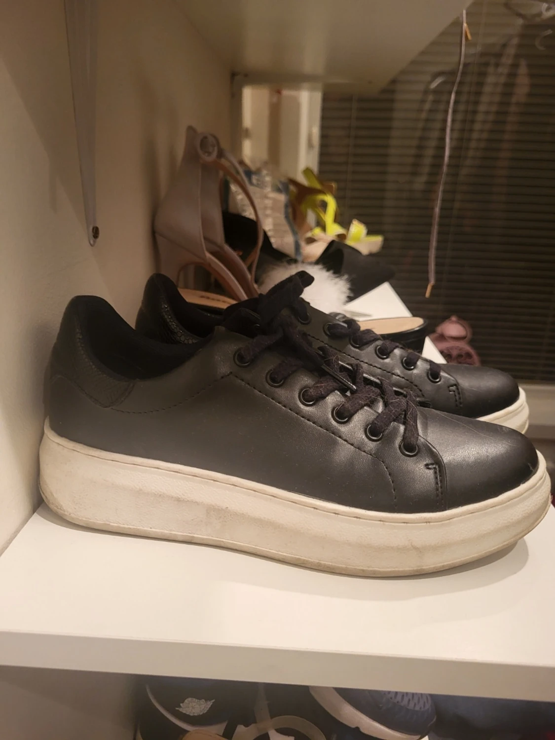Svarta sneakers med plattform från XIT - 1