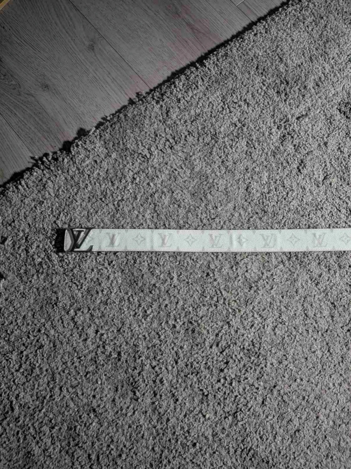 Vit Louis Vuitton bälte med LV-spänne - 2