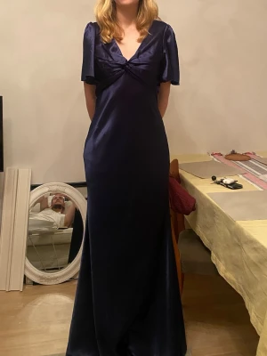 Marinblå balklänning  - Mörkblå balklänning i storlek 40 tall passar någon som är 185 👠 Använd en gång! Obs bandet på bild två följer inte med!!