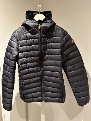 Herrjacka Save The Duck - Säljer en Save the duck Donald lättviktsjacka i mycket bra skick. Strlk M men märket är ganska små/tajta i storlekarna så är mer S/M. Från djur- och rökfritt hem. Svart/blå/grå aktig