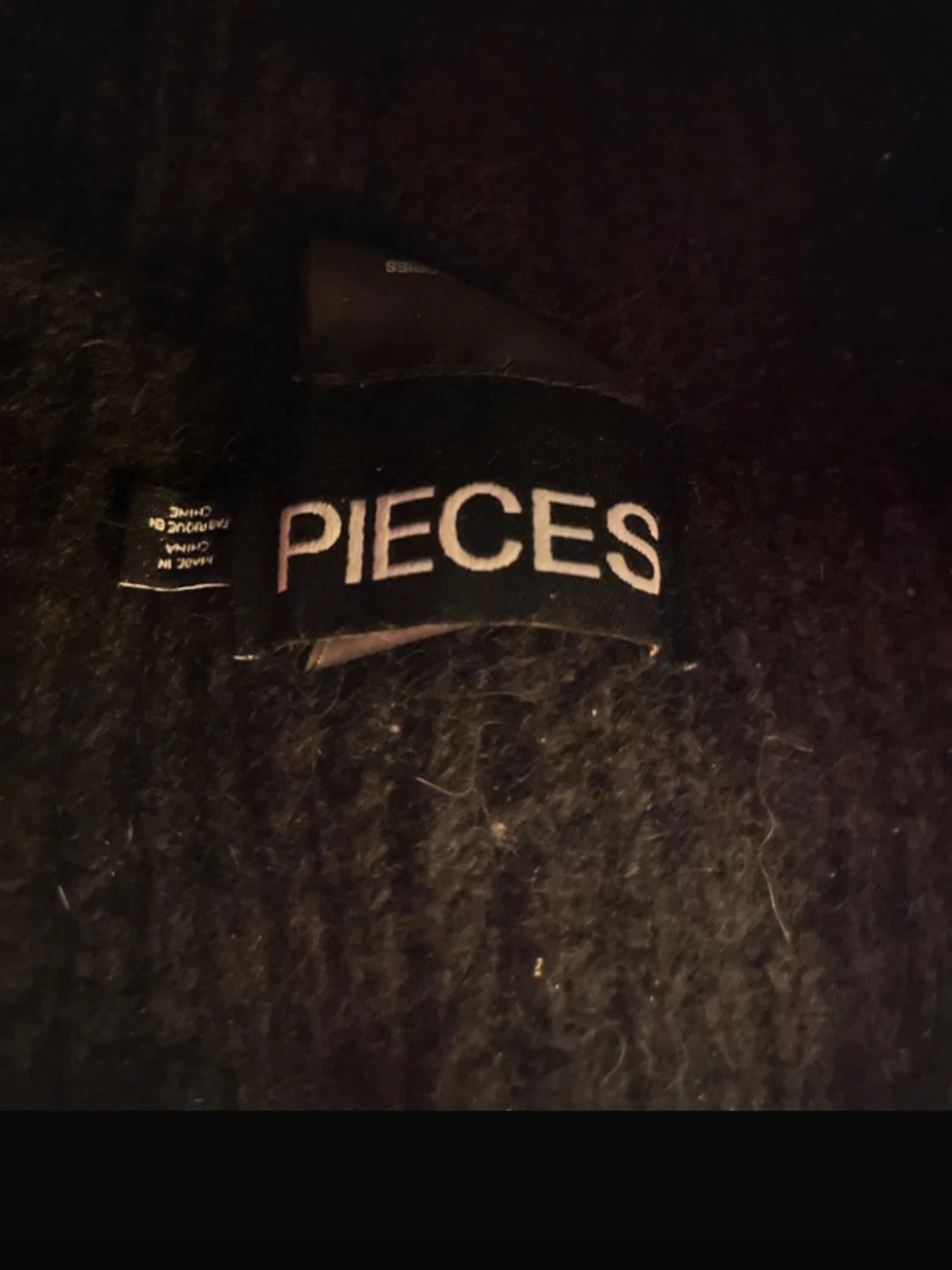 Svart stickad väst från Pieces - 1