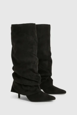 Svarta stövlar med klack - Svarta höga stövlar med spetsig tå. Använd en gång och skickas i original förpackning. Om snabb förhandling skickar jag på måndag d. 15. Storlek 40 men små i storleken och passar 39 och jag skulle även säga 38. Ny pris: 1017kr (pris kan diskuteras)