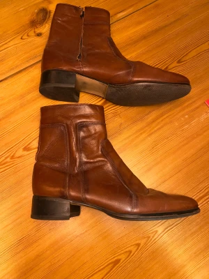 Vintage Dexter 60/70-tal i perfekt skick  - Vintage bordeaux Dexter 60/70-tal i perfekt skick. Snygga detaljer, högre klack och nysulade. One of a kind.. Stl US 10.5.