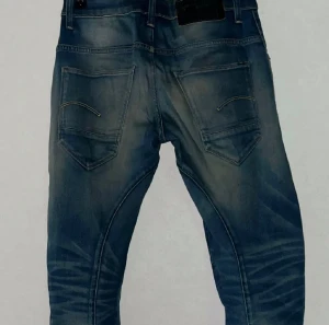 G-Star RAW Arc 3D Slim 27/32 - Snygga blå jeans från G-Star RAW, modell Arc 3D Slim. Storlek 27/32. Bra kvalitet och snygga stora bakfickor. 