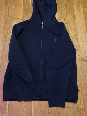 Blå Ralph Lauren Tröja - En blå Ralph lauren tröja med bra skick. Storlek 160. Skriv om du vill ha fler bilder