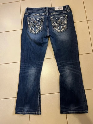 Miss me jeans  - Bootcut jeans, I bra skick, har en fläck på benet (se sista bilden), storlek 31, priset går att diskuteras💗