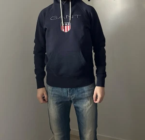 Blå Gant Hoodie - Skön blå Gant hoodie i storlek Small. 