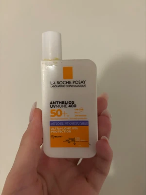 La Roche-Posay Anthelios UVmune 400 SPF 50+ - Anthelios UVmune 400 SPF 50+ från La Roche-Posay är en ansiktsfluid med ultra-lång UVA-skydd. Kommer i en vit och orange plastflaska med skruvkork, 50 ml. Formulan är lätt och passar perfekt under smink för extra solskydd och anti-dark spots effekt. Ni ser hur mycket jag har använt på sista bilden 