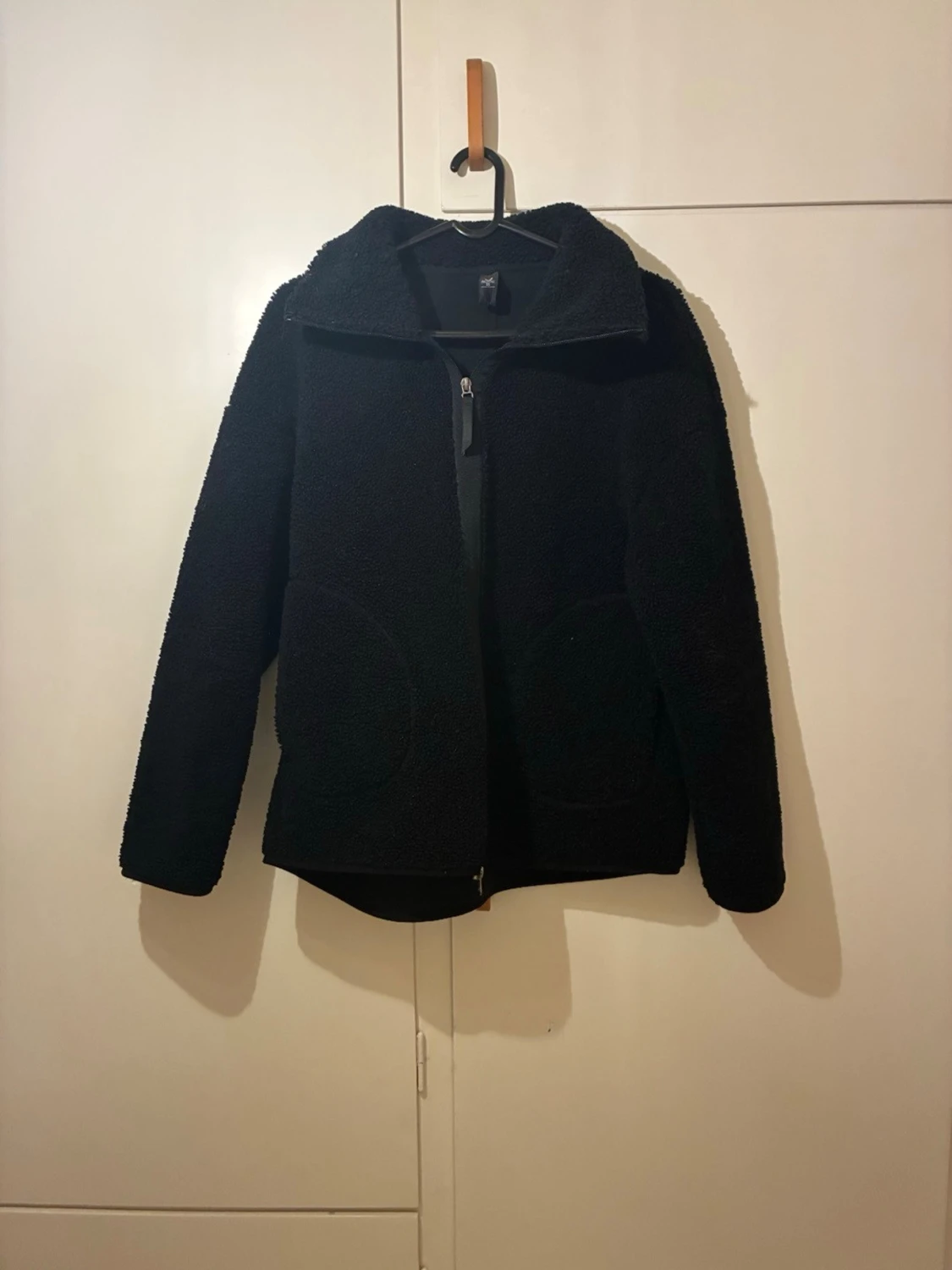 Svart teddyjacka med dragkedja - 1