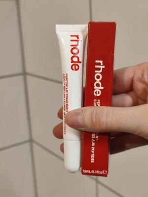 Rhode Peptide Lip Tint - Strawberry Glaze  - Rhode Peptide Lip Tint i doften Strawberry Glaze. Helt ny i förpackningen!