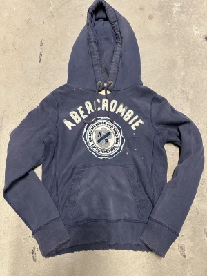 Abercrombie hoodie med färgstänk - Extremt eftertraktad och sällsynt Abercrombie hoodie med paint splatter! Enda på hela plick och jag aldrig sett en säljas! Grymt skick, inga defekter - ser exakt ut som på bild! Storlek M. Skriv vid frågor!💬