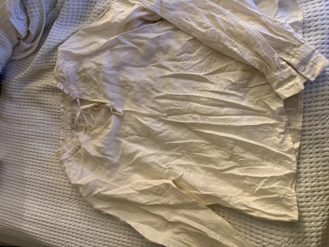 Vit henleyblus med snörning från JDY