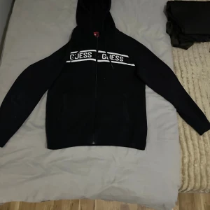 Guess svart hoodie - Svart guess tröja storlek M. Mycket bra skick. 