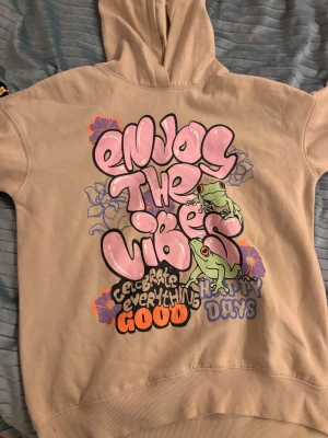 Hoodie med design - Fin hoodie med design ”enjoy the vibes” rolig och vibig, perfekt för en tjej i mellanstadiet.