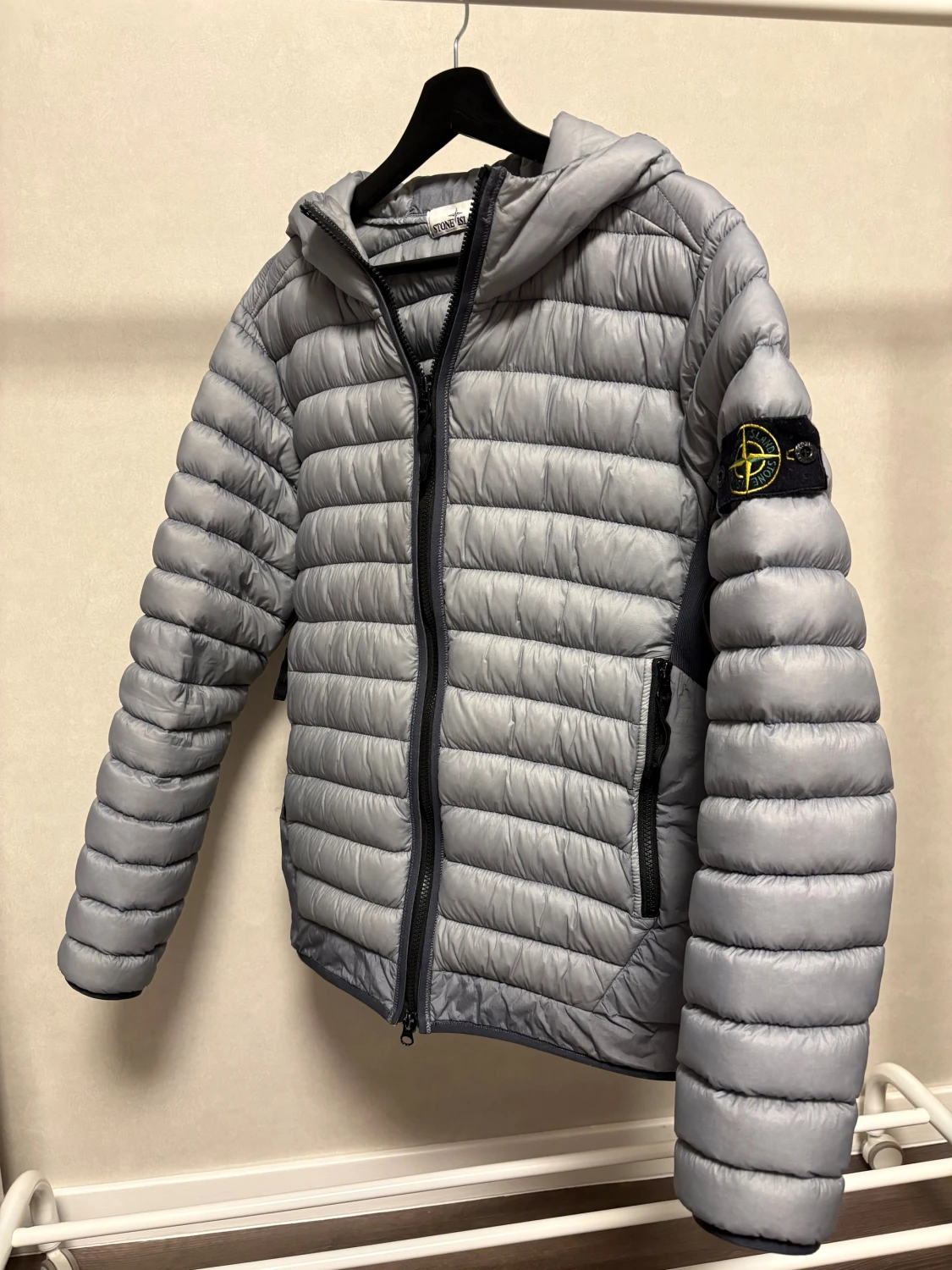Grå dunjacka Stone Island med huva