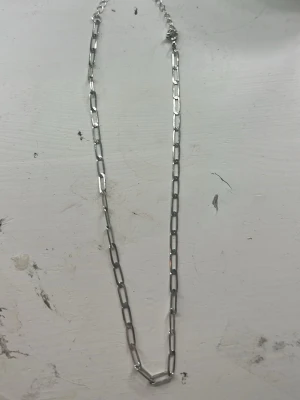 Kedje halsband - Säljer ett kedjehalsband för den används ej, typ help ny har använt den 10 gånger max. Hoppas nån annan får nytta utan den