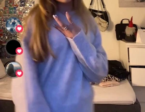 Stickad tröja med luva - Skitsnygg stickad tröja med luva och snören. Säljer då den inte kommer till nån användning 