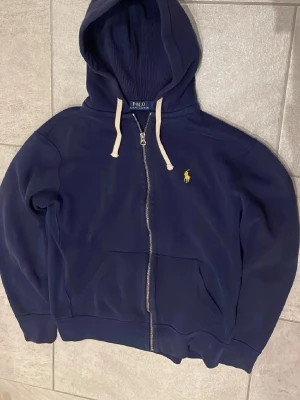 Ralph lauren hoodie - En väldigt skön hoddie nu för vintern. Inga defekter
