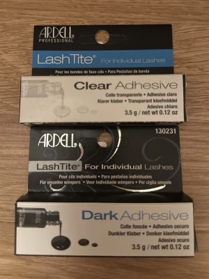 Ardell LashTite lim för lösögonfransar - Två lim för individuella lösögonfransar från Ardell, LashTite Clear Adhesive (transparent) och LashTite Dark Adhesive (mörk). Båda tuberna innehåller 3,5 g och är perfekta för att fästa fransar med precision. Smidig förpackning och enkel applicering. ‼️Säljer båda tillsammans för 80kr‼️