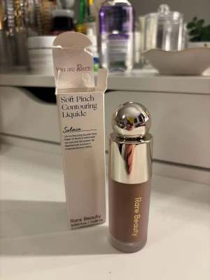 Rare Beauty Soft Pinch Contour Solace - Rare Beauty Soft Pinch Contouring Liquid i färgen Solace. Flytande bronzer med lätt formula som är enkel att blenda för en naturligt skulpterad look. 