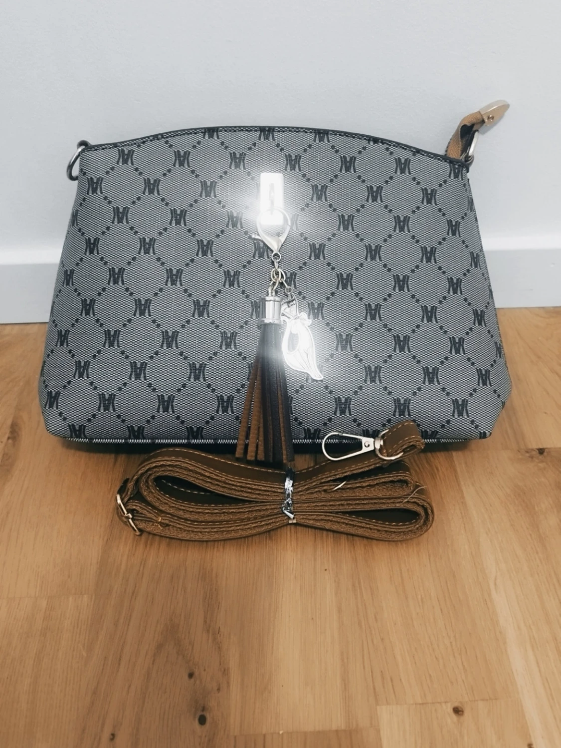 Grå axelväska med mönster och tofs