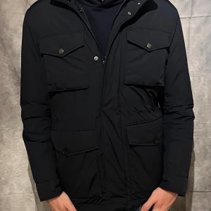 Mörkblå j.lindeberg jacka - Tja! Vi säljer en snygg mörkblå j.lindeberg jacka i ett jättebra skick för ett bra pris! Den är lite tjockare som är perfekt för vinter och hösttider! Hör av er vid frågor och funderingar!