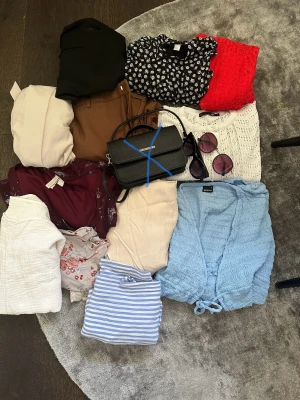 Klädpaket  - Stort klädpaket! Långa & korta klänningar, toppar, blusar, 2 byxor, , 2 solglasögon! Allt för 100kr! OBS: väskan är såld⚡️