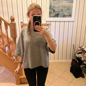 Grå trekvartsärmad stickad  - Den är lite nopprig men inte så farligt