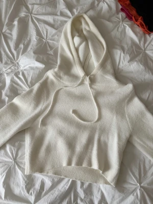 Cropped vit hoodie - Jätte mjuk och mysig vit cropped hoodie. Har en liten defekt på luvan(sista bilden).