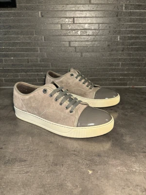 Grå lanvin sneakers  - Snygga lanvin i ljusgrå färg, storlek uk 6 sitter som eu 41-42. Mycket gott skick inte ens tvättade. Inget og