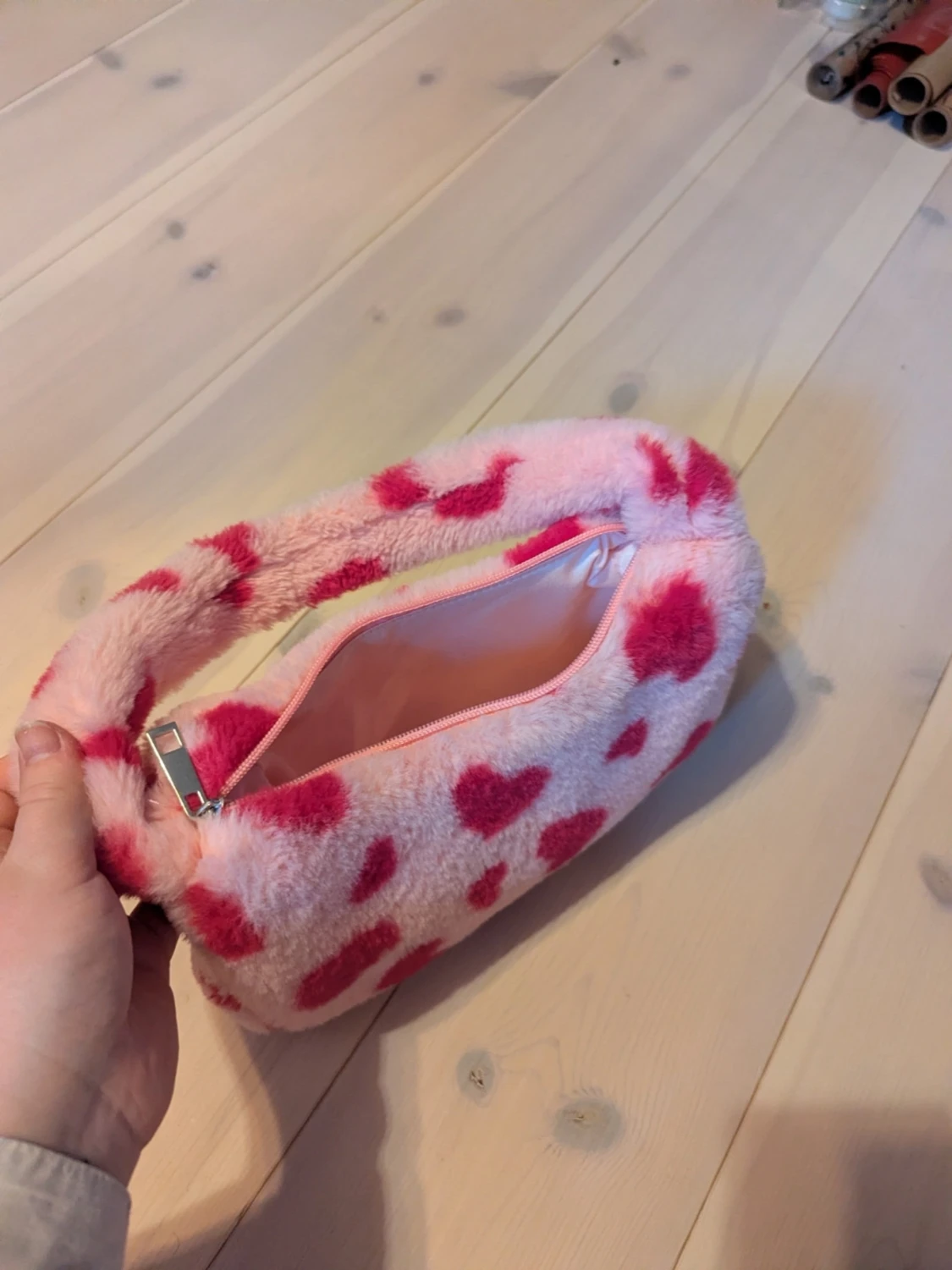 Fluffig axelväska med hjärtan  - 2