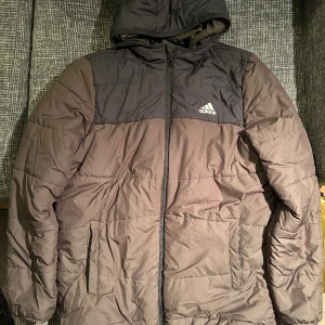 Adidas vinterjacka ungdom - Säljer min vinterjacka eftersom jag har köpt mig en ny vinterjacka. Väldigt fin och väldigt bra skick, storlek 15-16 år/176. Ny ordinarie pris är cirka 800kr mitt pris 200kr.