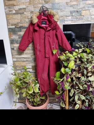 Vinteroveral  - Den är I okej skick fast den är inte i så bra skick nere vid fötterna som man kan se på bild 4, 5 och 6, annars så är den I 