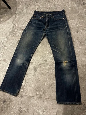 Vintage Levi's 505 - Säljer mina klassiska vintage 505 Levis jeans med snygg fade och sköna slitningar. Modellen har rak passform, fem fickor och knappgylf. Stl 29 32