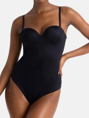 Svart body - Snygg svart body med smala axelband och formad byst. Toppens stilrena design gör den enkel att matcha med olika outfits. Materialet är mjukt och följsamt för en bekväm känsla. Perfekt för dig som vill ha en stilren och modern look.