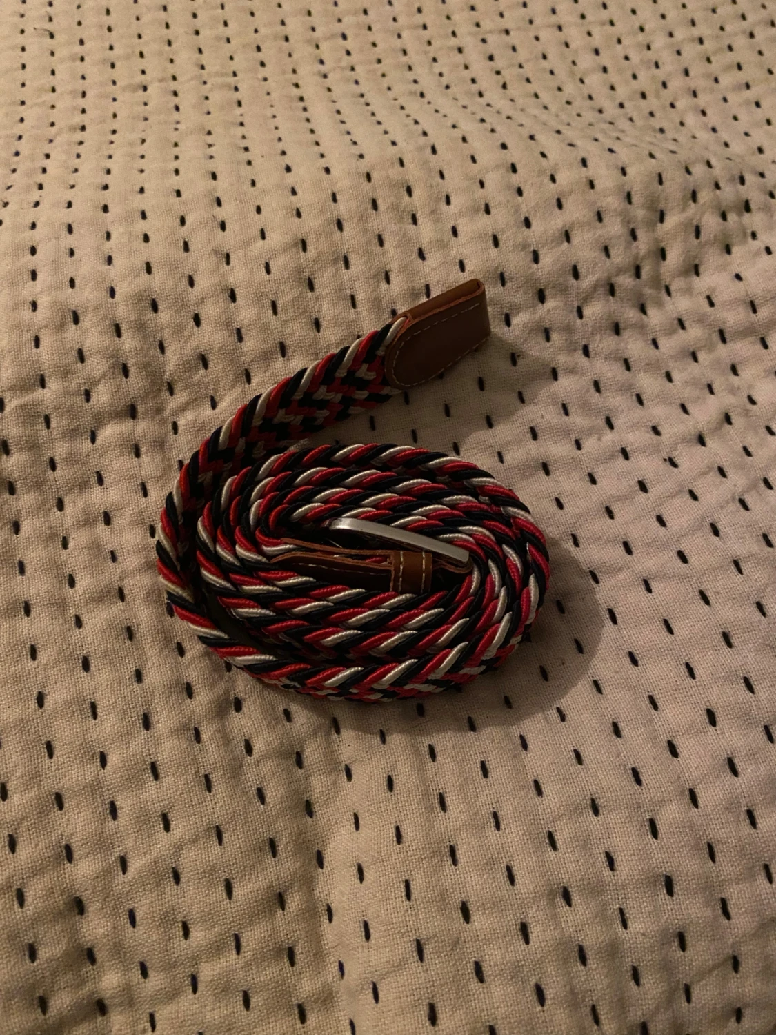 Randig flätad bälte i rött och svart