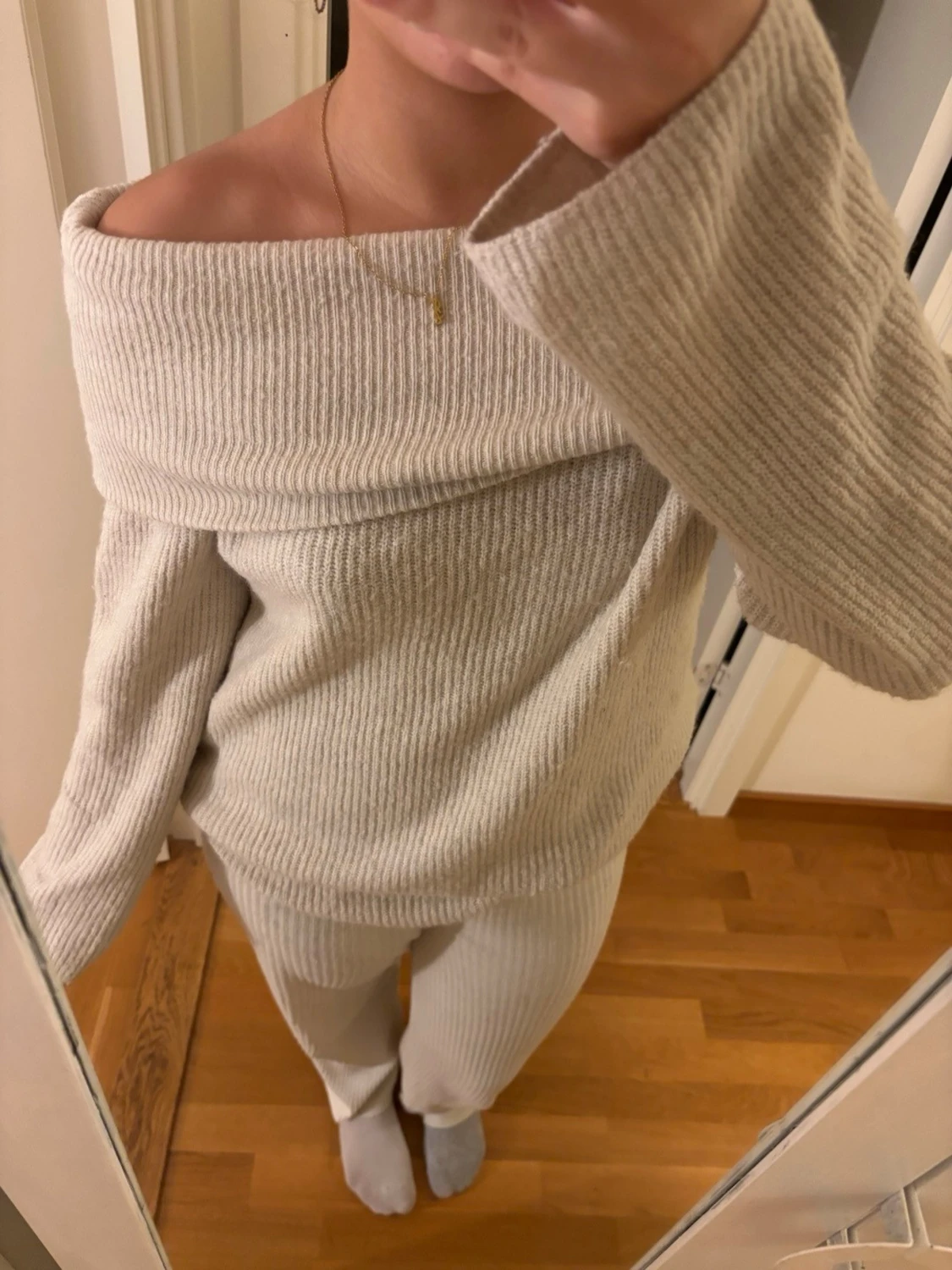 Beige offshoulder stickad tröja H&M